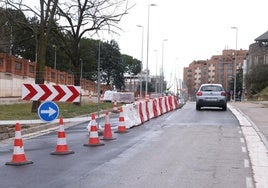 Un turismo sube por el carril recién abierto en Adolfo Miaja de la Muela que permite entrar a Parquesol.