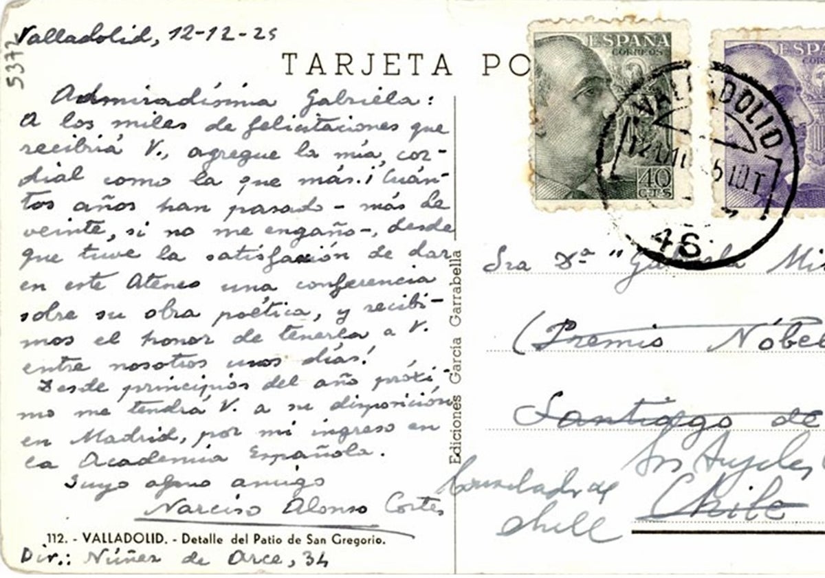 Imagen principal - Arriba, extracto de la postal enviada por Narciso Alonso Cortés a Gabriela Mistral con motivo de la concesión del Premio Nobel de Literatura. Abajo, dos imágenes de la poetisa chilena en los años 20.