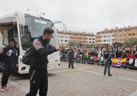 Courtois saluda a los aficionados, en la última visita del Real Madrid a Valladolid, en el año 2022.