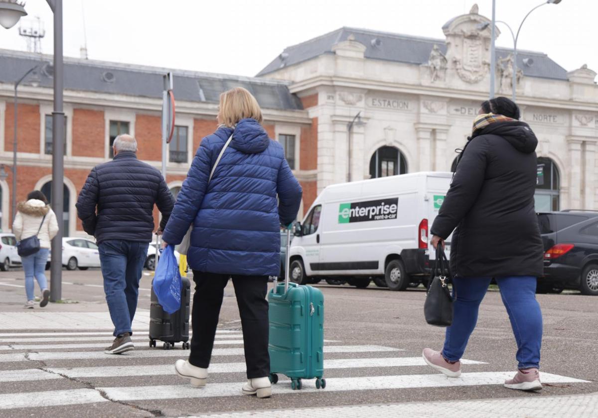 Varios usuarios se dirigen a la estación de trenes de Valladolid.