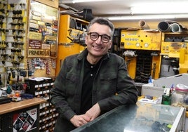 Abel Aguado, detrás del mostrador de su tienda como desde hace 38 años