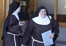 La exabadesa de Belorado, junto a otras de las excomulgadas, saliendo del juzgado de Burgos.