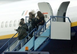 Cuatro pasajeros del primer vuelo de Ryanair desde Milán en el aeropuerto de Valladolid, en marzo de 2007.