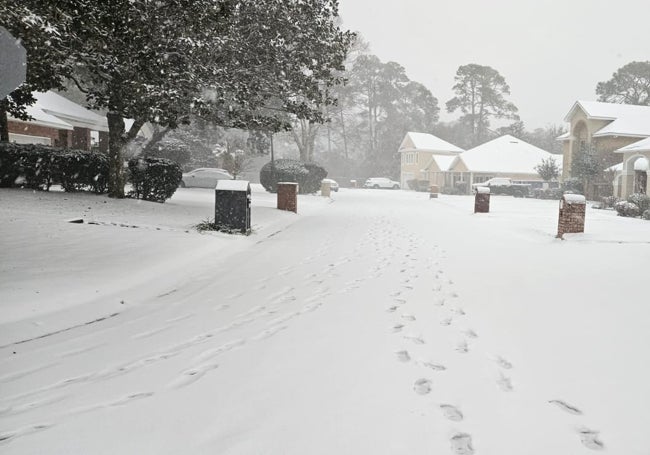 Un momento de la nevada en una de las calles del barrio donde reside Belén.