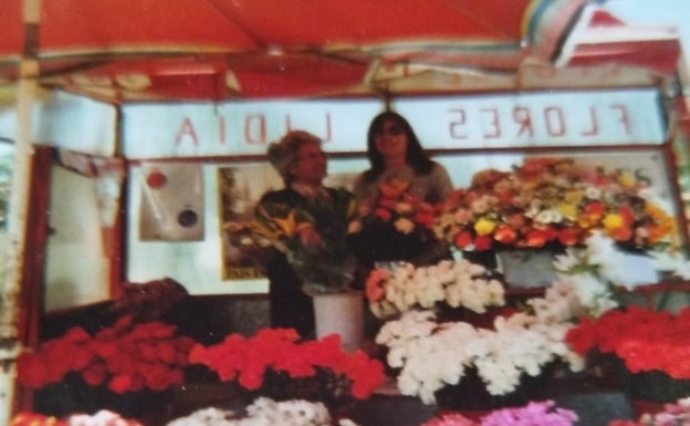 Lidia Alonso junto a su madre en el puesto de flores.