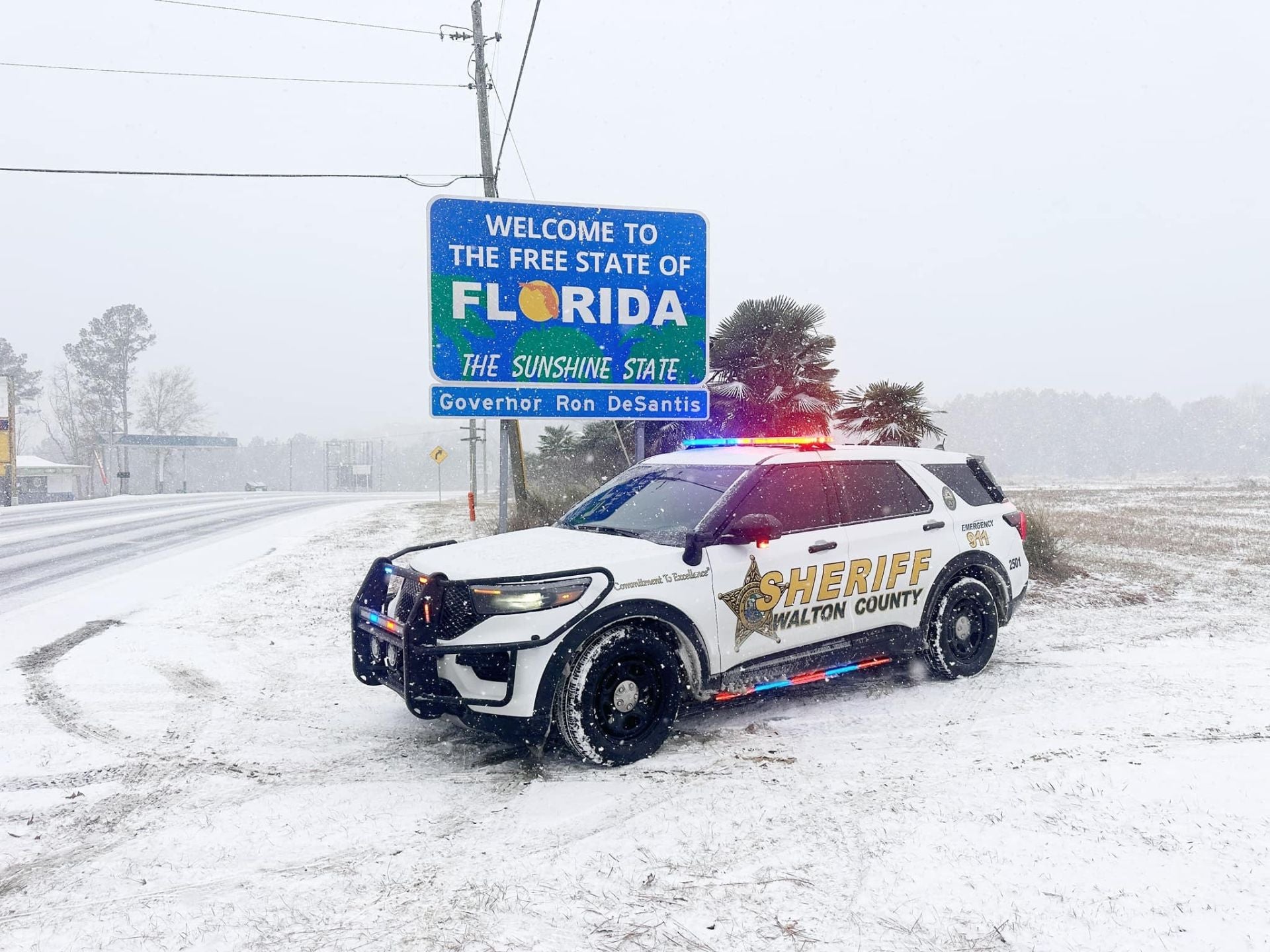 Un coche de la policía en medio de la tormenta