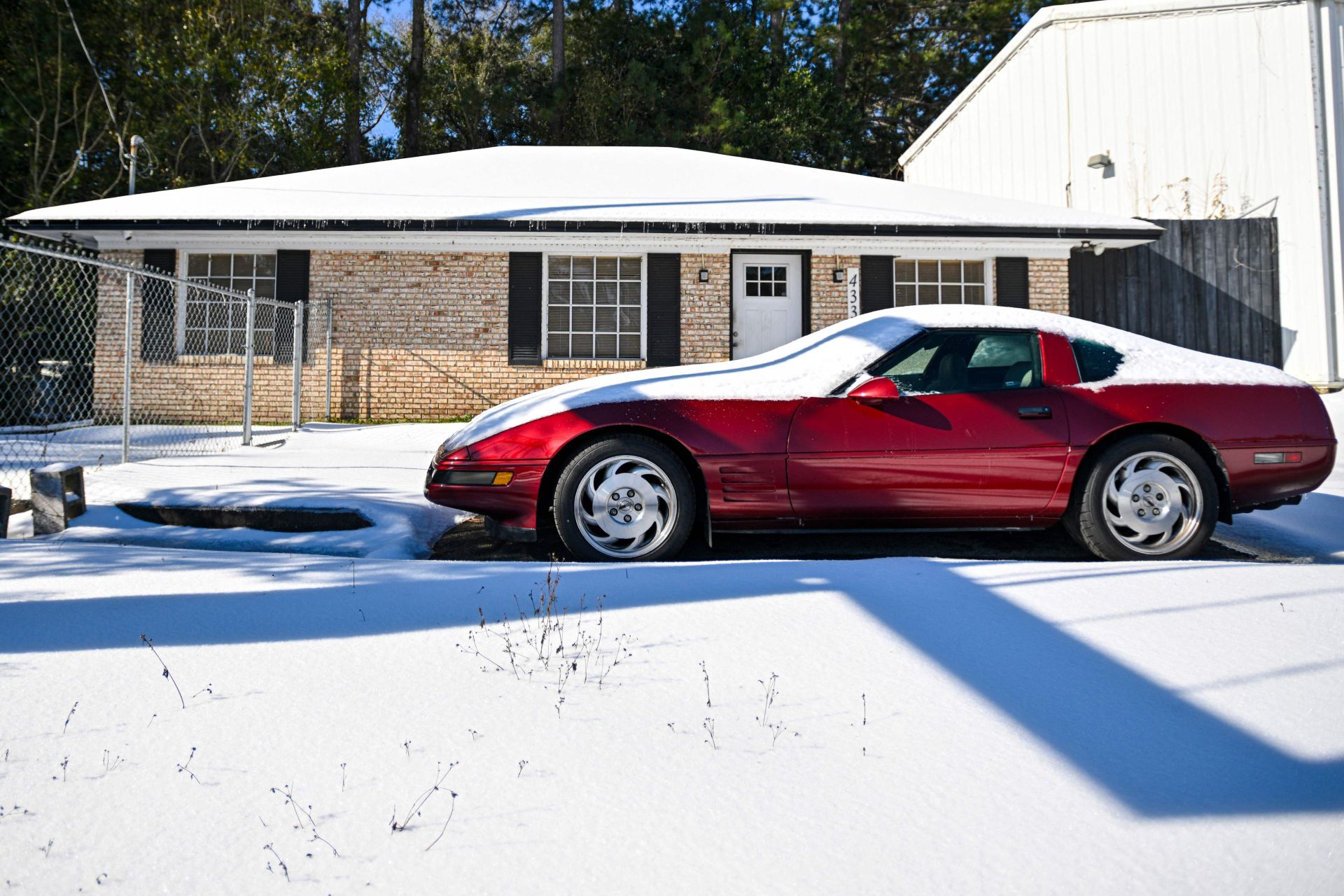 La nieve cubre una casa y un vehículo en Tallahassee, Florida