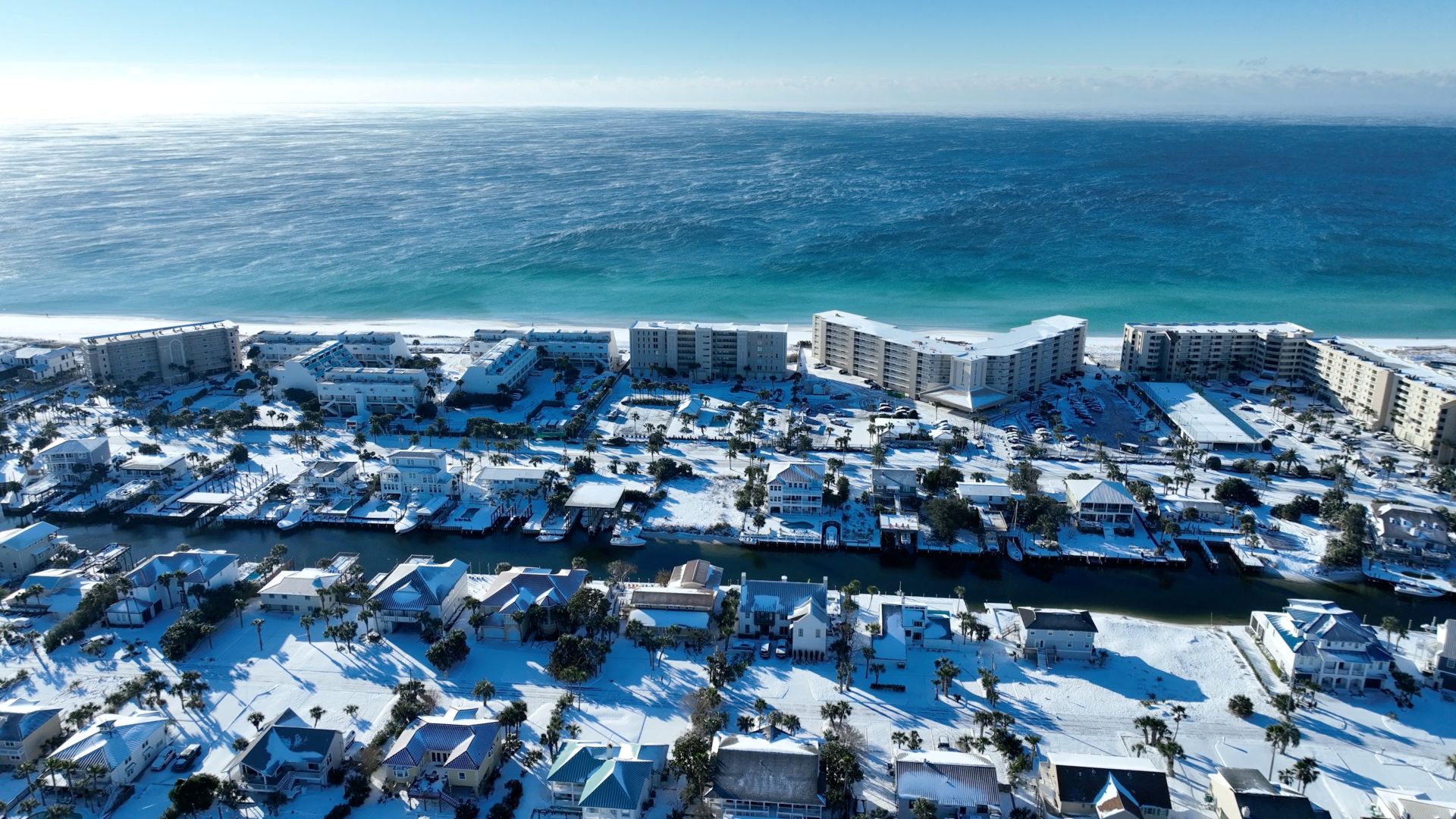 La nieve cubre una zona residencial 