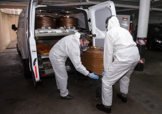 Empleados de la funeraria introducen un féretro en una furgoneta en una imagen de archivo