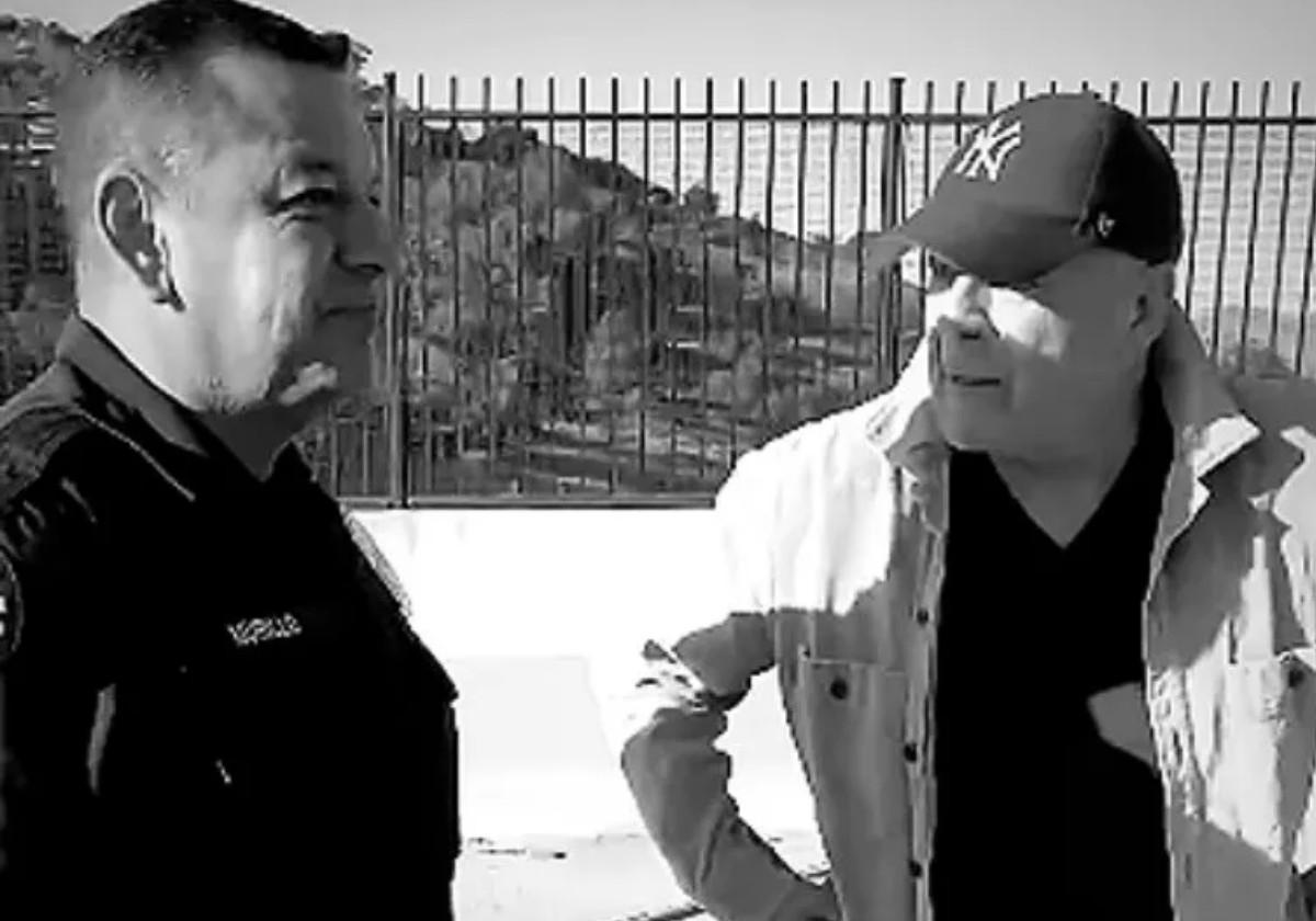 Bruce Willis conversando con un policía.