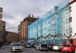 Los andamios cubren la última parte de la actuación en el edificio de la calle Recondo.