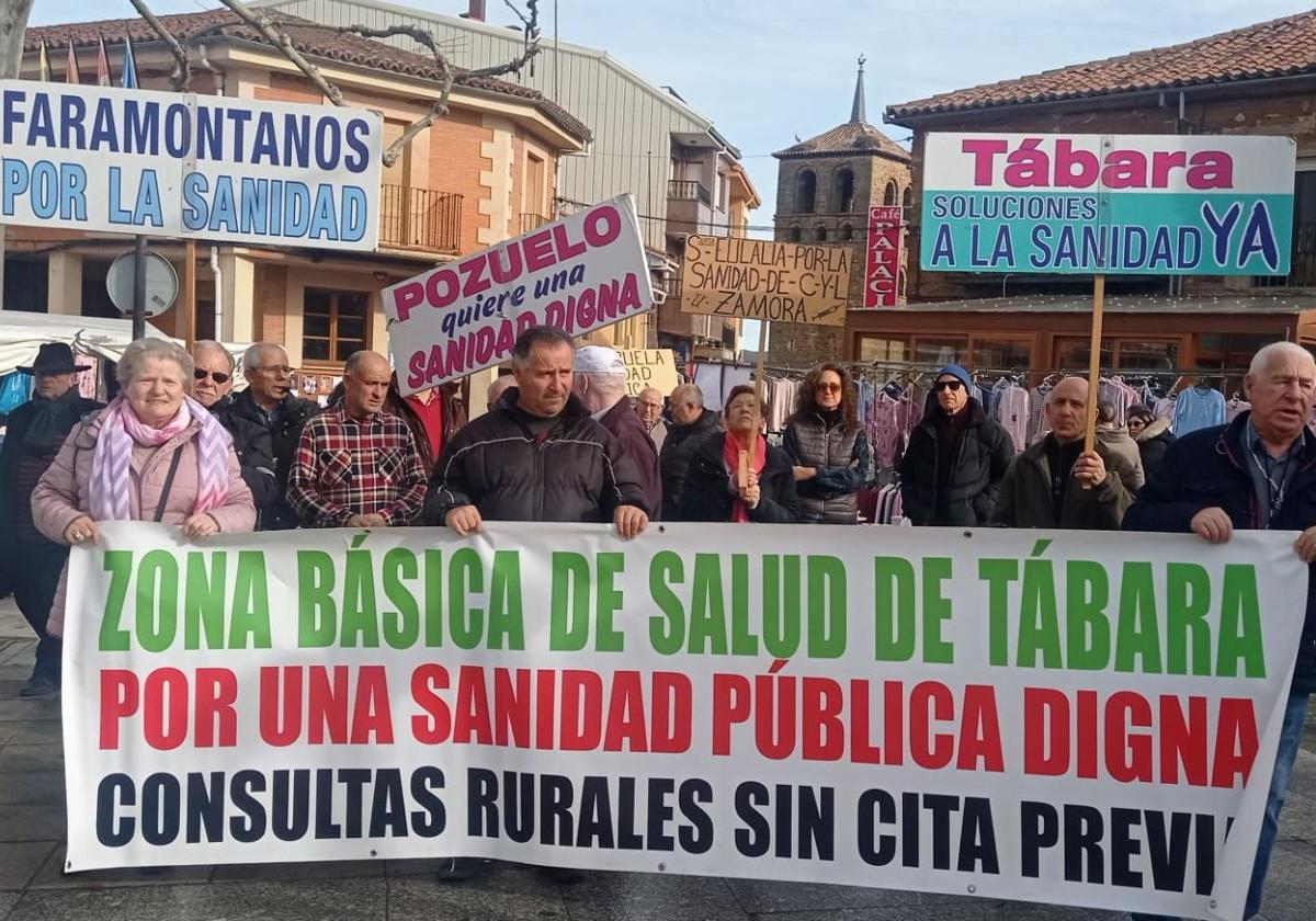 Vecinos de la comarca de Tábara, en Zamora, reclaman una mejor sanidad pública rural.