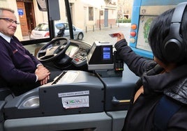 Una mujer paga con su abono para acceder al autobús de Segovia.