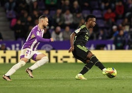 Vinicius protege el balón de la presión de Iván Sánchez, en el choque de diciembre de 2022 en Zorrilla