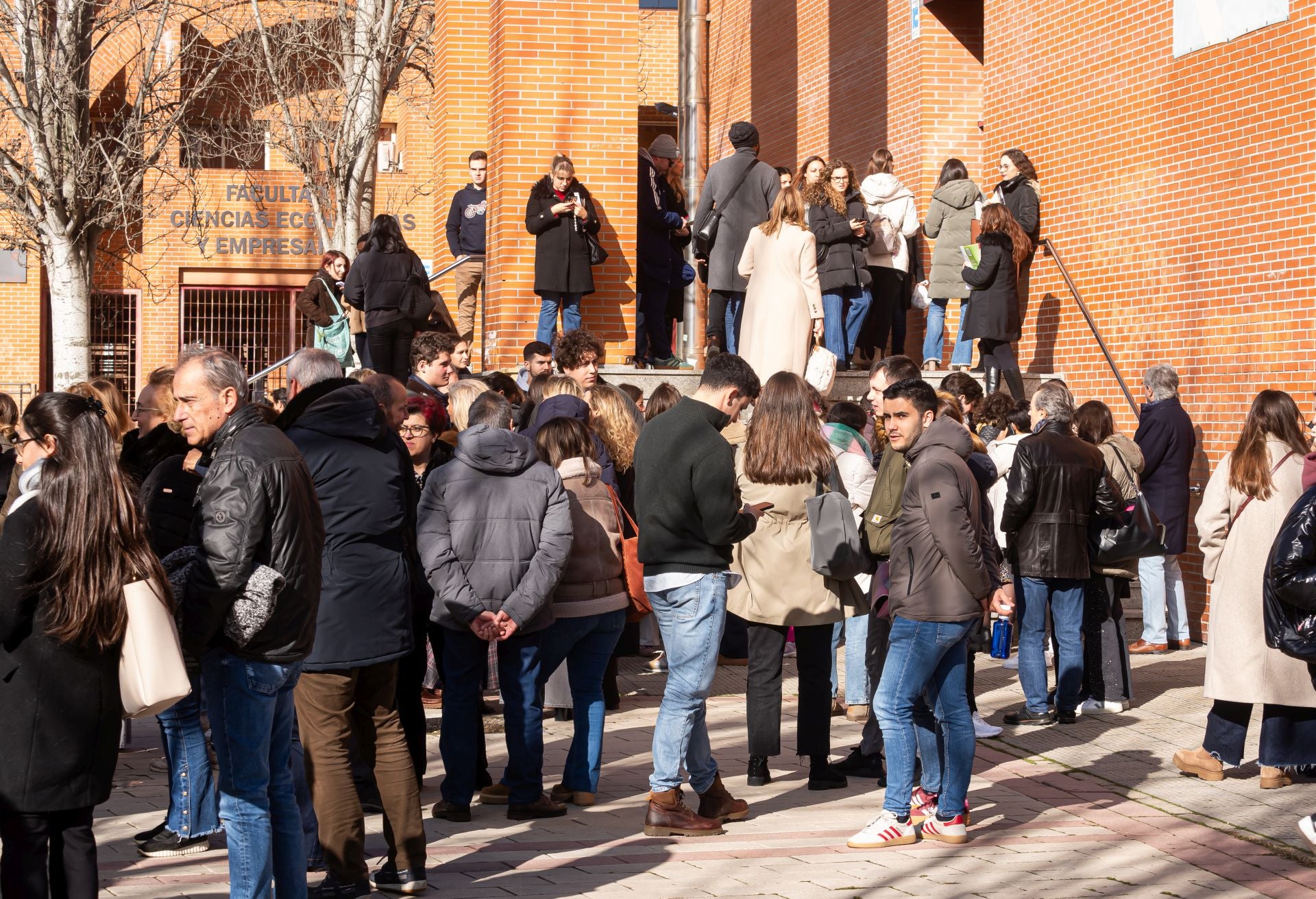 Los futuros médicos se examinan en busca de una plaza en la Sanidad pública