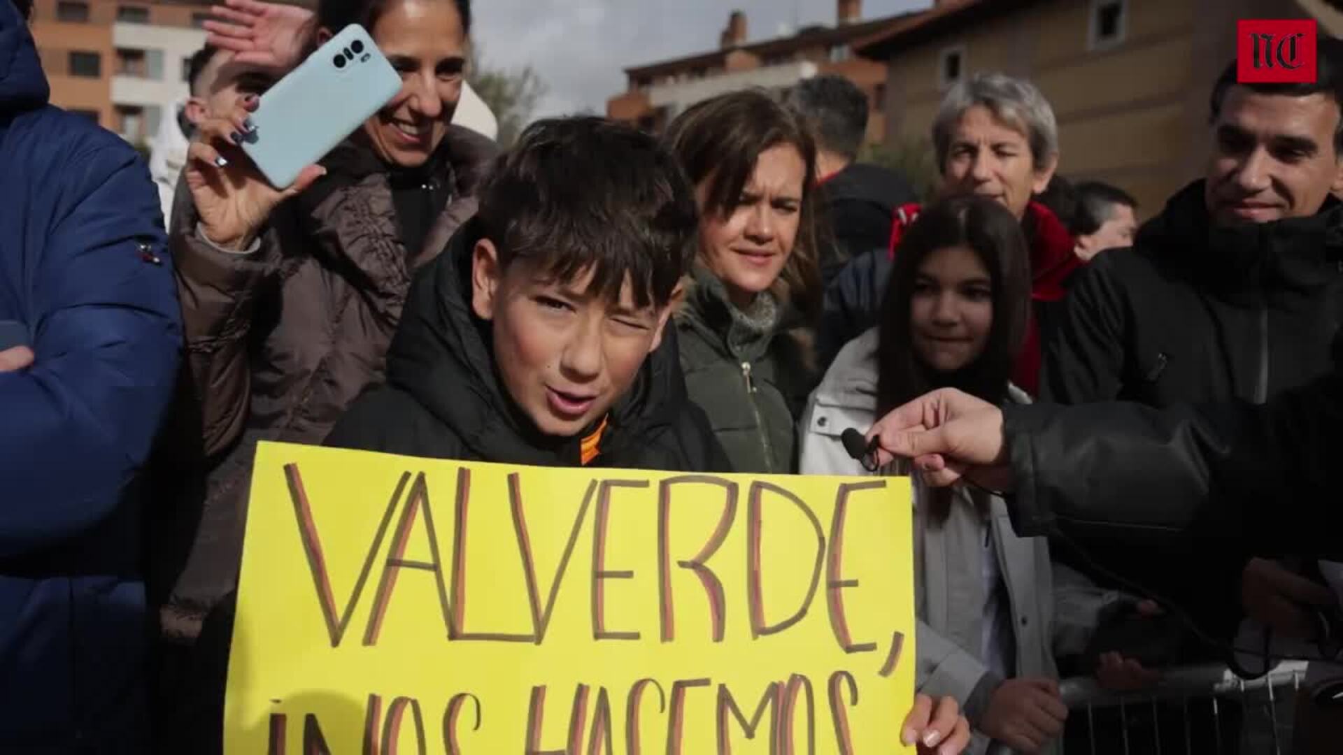 Centenares de aficionados reciben al Real Madrid en Valladolid