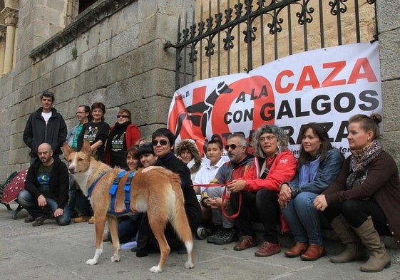 Participantes en una anterior protesta contra la caza y en defensa de los perros usados en la práctica cinegética.