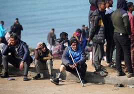 Palestinos desplazados al sur de Gaza por los ataques israelíes esperan a lo largo de la carretera Al Rashid para regresar al norte.