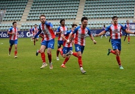 Los jugadores del Tordesillas celebran el tanto de Miguel.