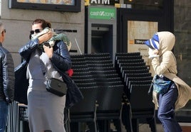 Dos mujeres se protegen del fuerte viento, en una imagen de archivo.