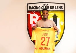 Juma posa con la camiseta del RC Lens francés