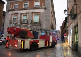 Los bomberos y la Policía Local se coordinan para asegurar unas tejas, este lunes, en un edificio de la calle Jerónimo de Alcalá.