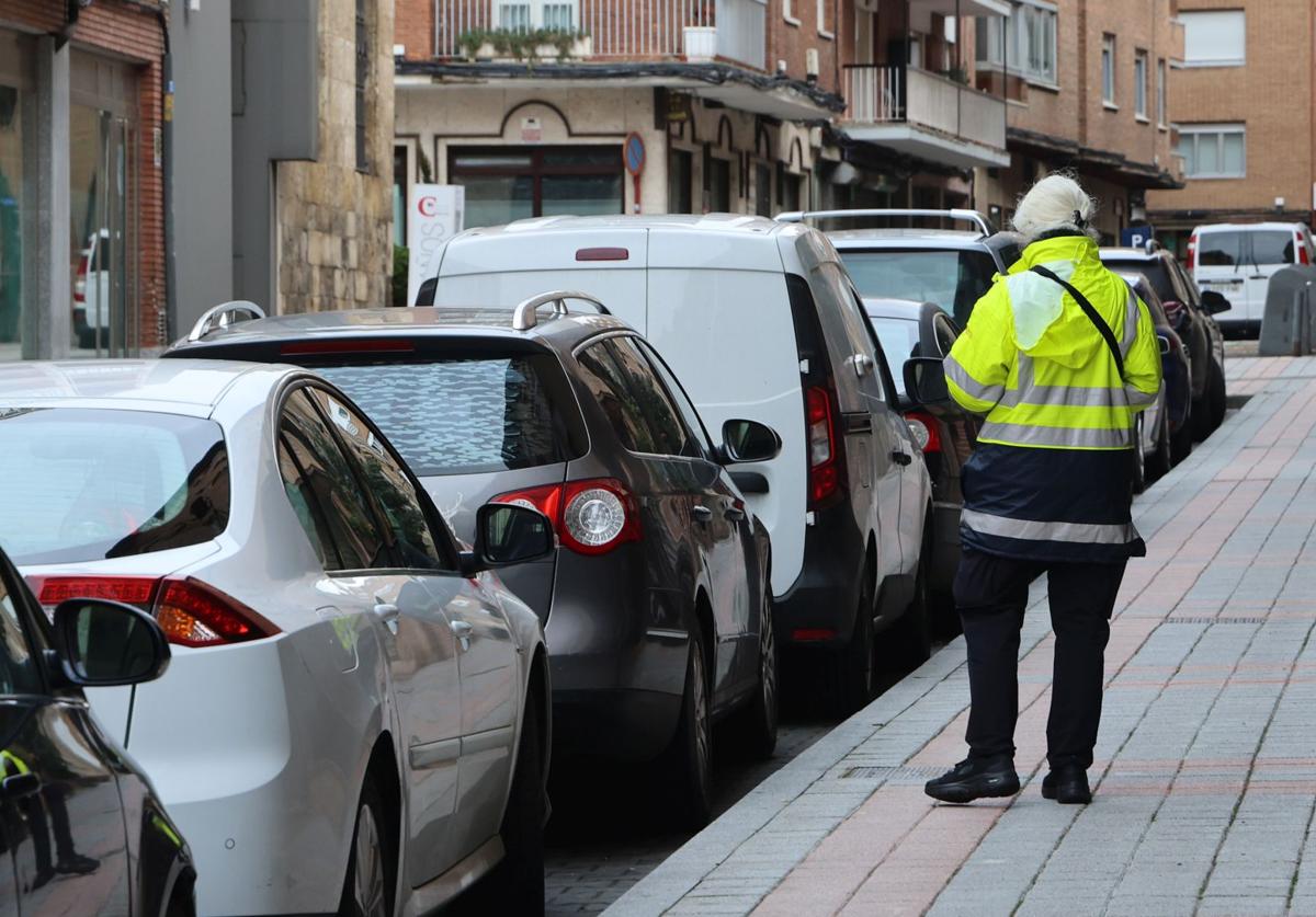 Una trabajadora del servicio de la ORA, en la calle San Marcos.