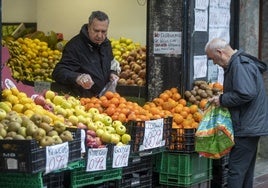 Un hombre compra en una frutería en 2023, cuando se suprimió el IVA de los alimentos básicos, del 4% a 0%.