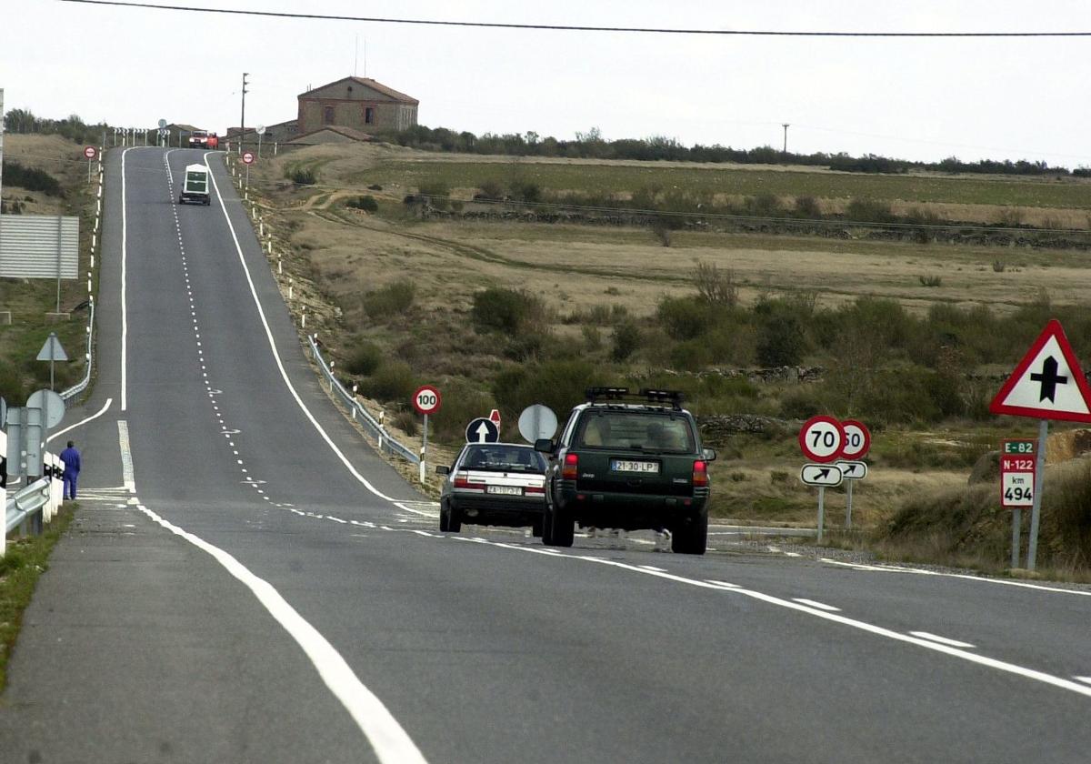 Vehículos circulan por la N-122, dirección a Alcañices, en imagen de archivo.