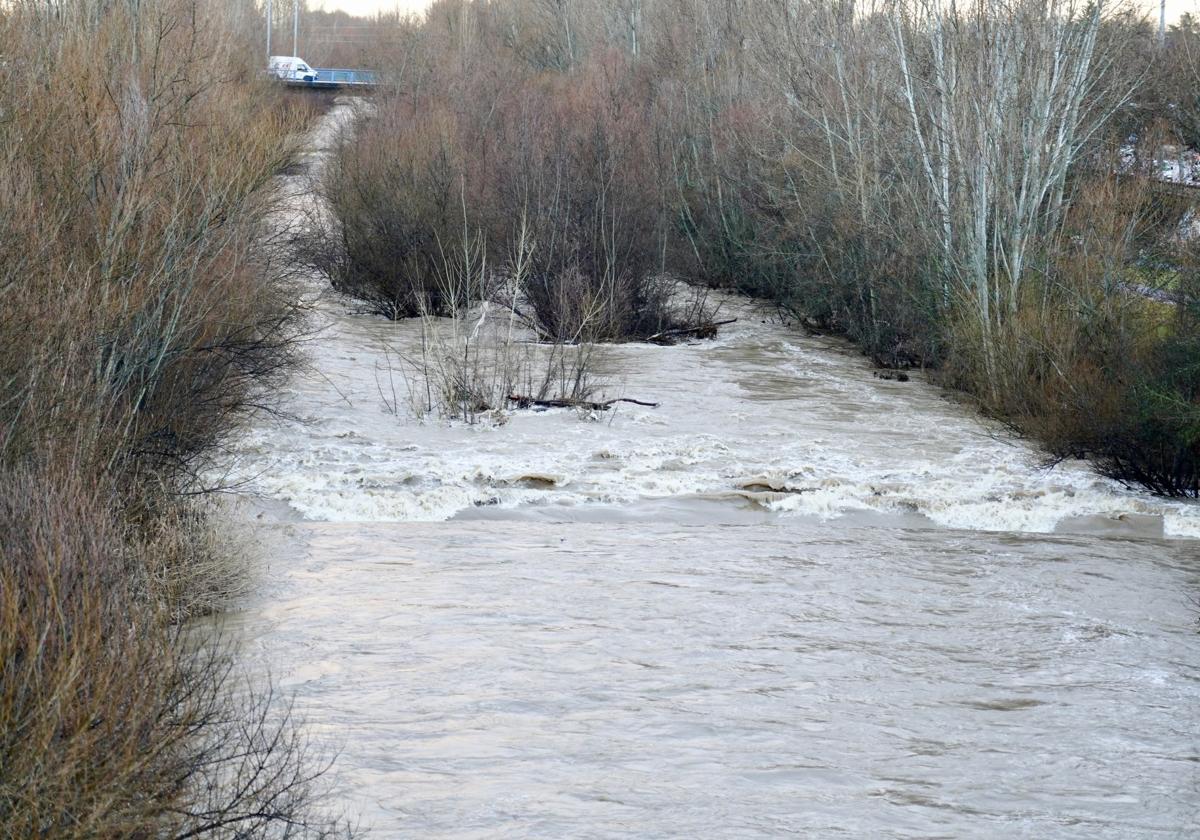 Crecida del río Bernesga a su paso por León, este lunes.