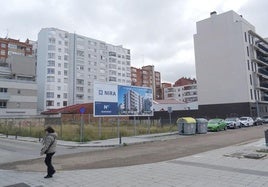 Solar entre las calles Lille y Arco donde se construirá un bloque de 39 viviendas.