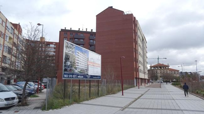 Imagen antes - Terreno que ocupará el residencial Ariza Valladolid 2 en la calle Lille e infografía del futuro inmueble.