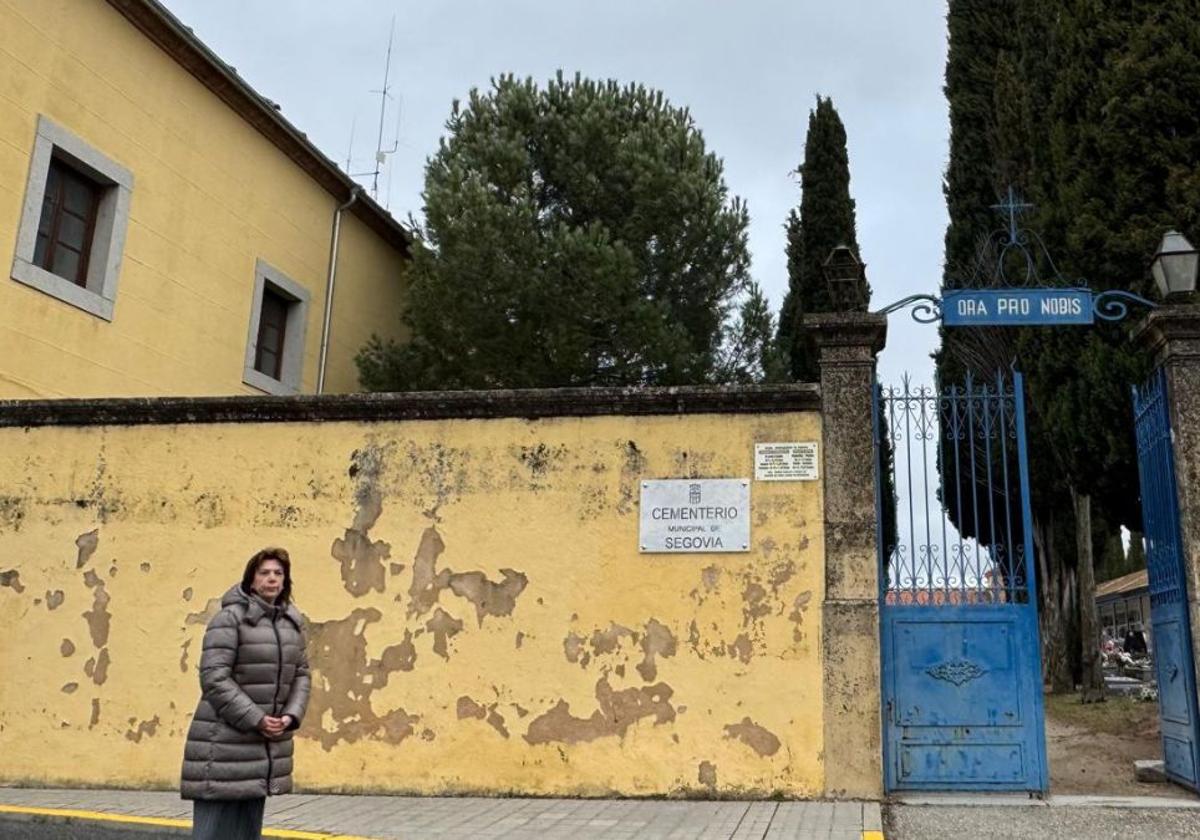 La portavoz de Vox, Esther Nuñez, a las puertas del cementerio de Segovia.