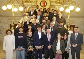 Foto de familia con los galardonados en los Premios Valladolid Ciudad Deportiva 2024.