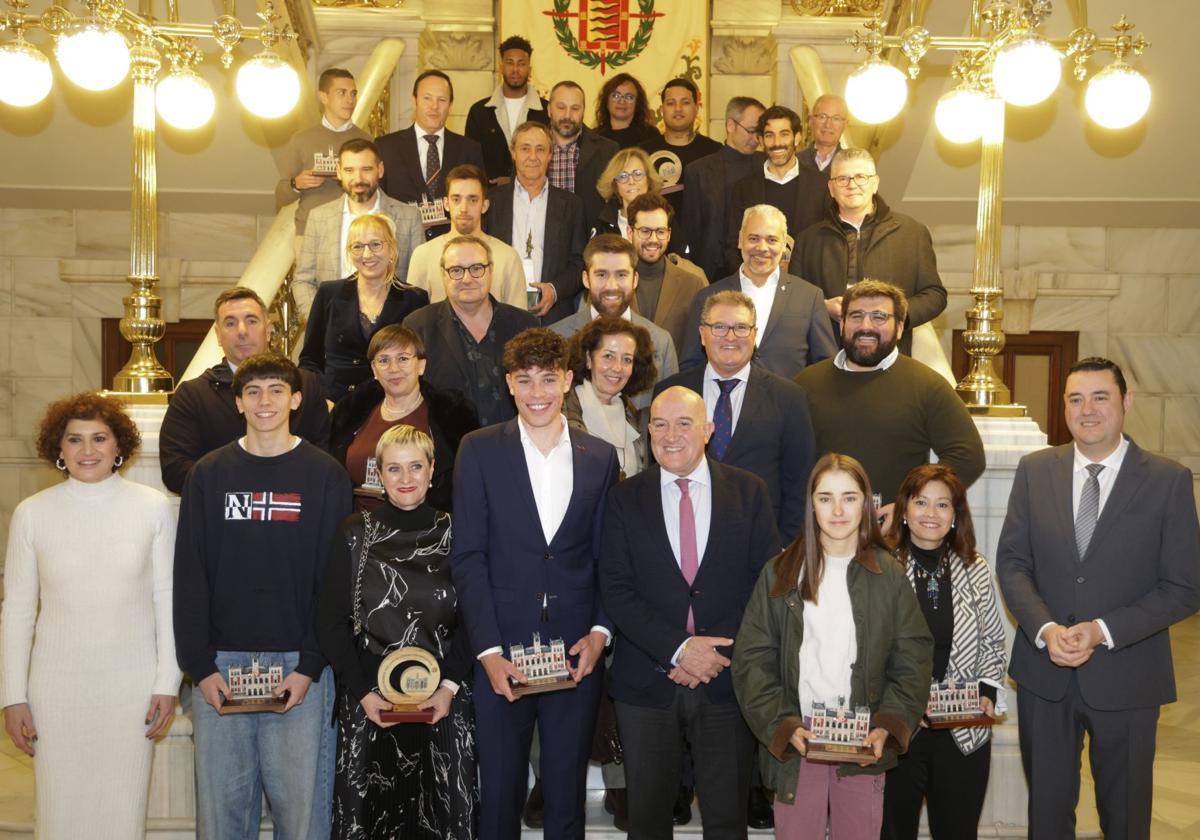 Foto de familia con los galardonados en los Premios Valladolid Ciudad Deportiva 2024.