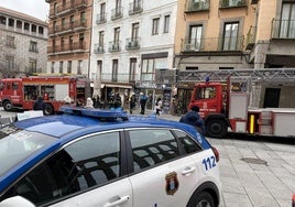 Policía Local y Bomberos, junto al establecimiento donde se ha producido el incendio.