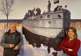 Fernando Fradejas y Virginia Asensio, junto a una foto antigua del Canal de Castilla