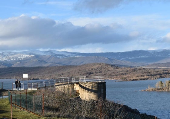 Mirador junto a la presa de Aguilar, con los montes de Barruelo nevados al fondo.