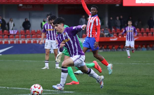 Hugo Calvo regate al portero atlético.