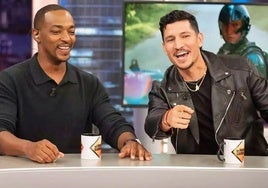 Anthony Mackie (izquierda) y Danny Ramírez en 'El Hormiguero'.