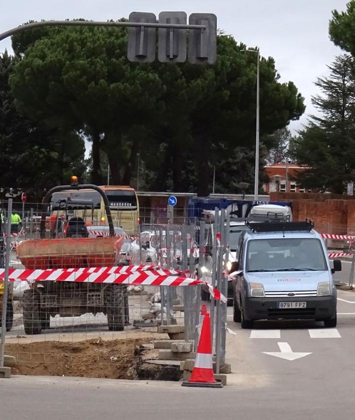 Imagen secundaria 2 - Arriba, corte del acceso a Juan Martínez Villergas. Debajo, a la izquierda, carril cortado de acceso a Amadeo Arias. A la derecha, el carril abierto en la salida de Adolfo Miaja de la Muela a Hernando de Acuña y Doctor Villacián.