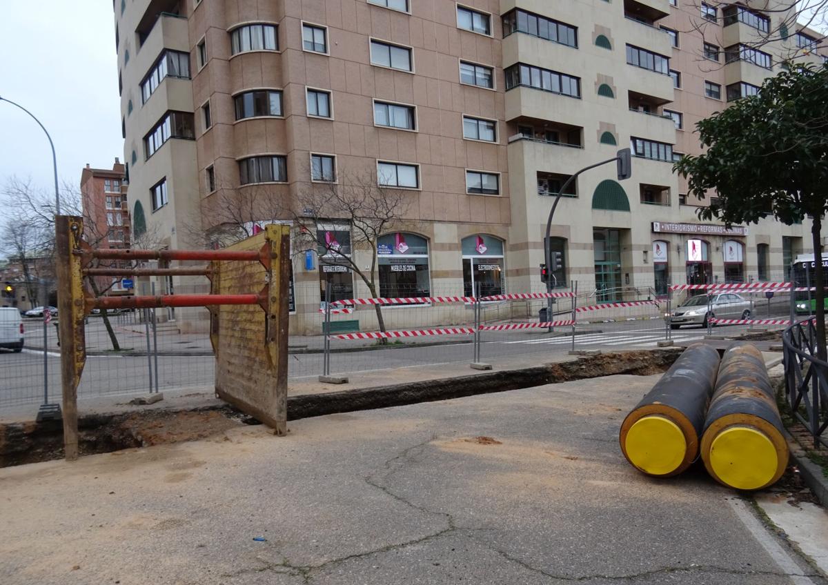 Imagen secundaria 1 - Arriba, corte del acceso a Juan Martínez Villergas. Debajo, a la izquierda, carril cortado de acceso a Amadeo Arias. A la derecha, el carril abierto en la salida de Adolfo Miaja de la Muela a Hernando de Acuña y Doctor Villacián.