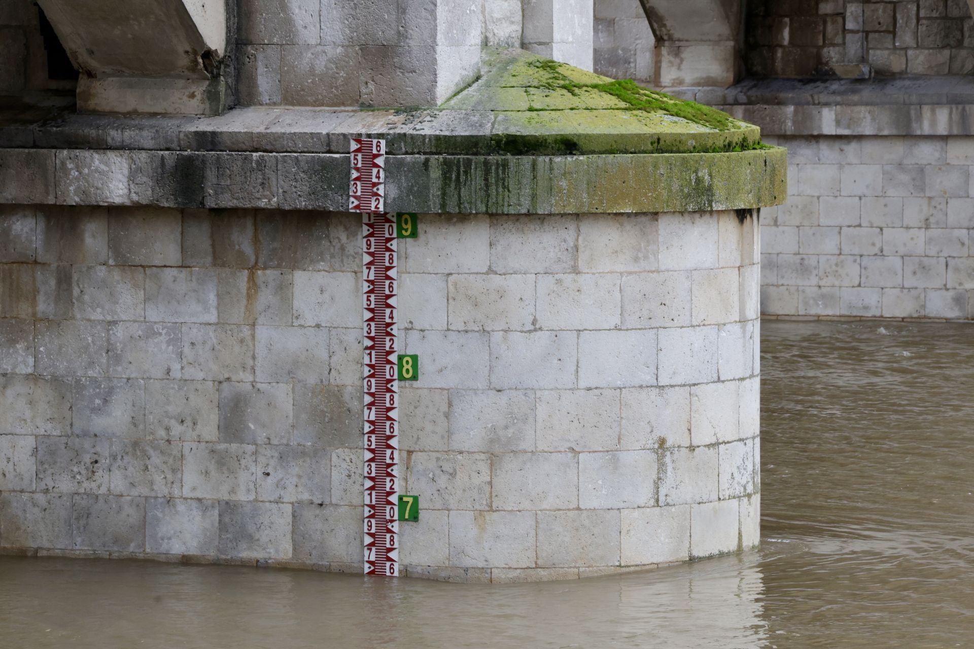 La crecida del río Pisuerga a su paso por Valladolid, en imágenes