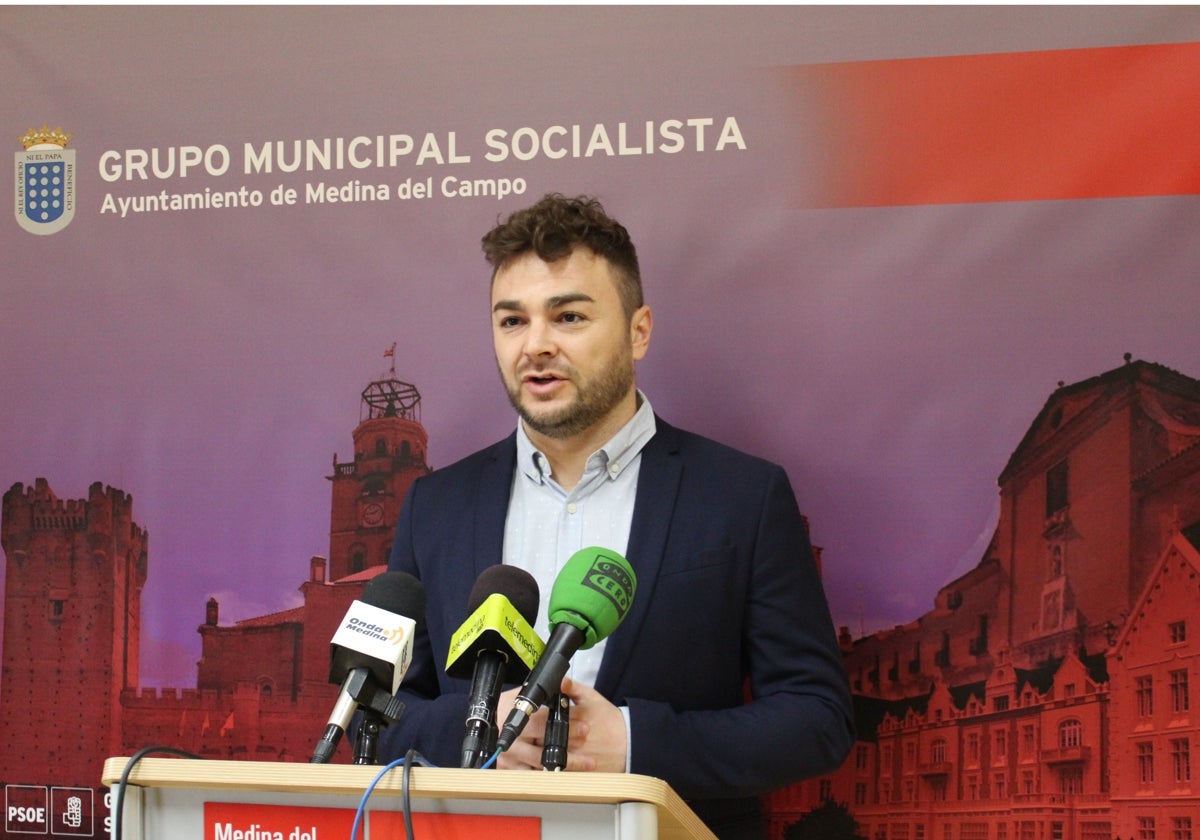 Luis Manuel Pascual atendiendo a los medios