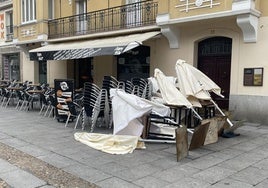 Sombrillas de una terraza de la avenida del Acueducto derribadas por el viento.