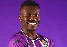 Aidoo posa ya con la camiseta blanquivioleta.