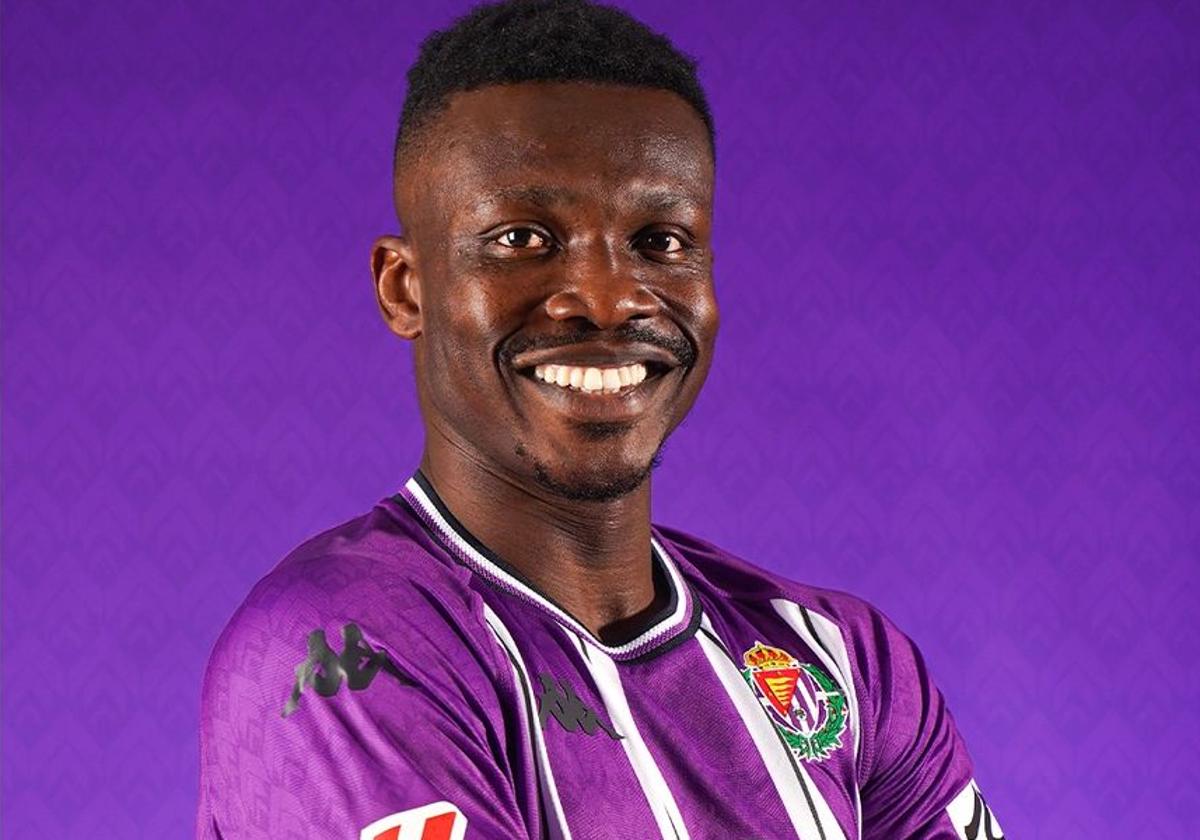 Aidoo posa ya con la camiseta blanquivioleta.