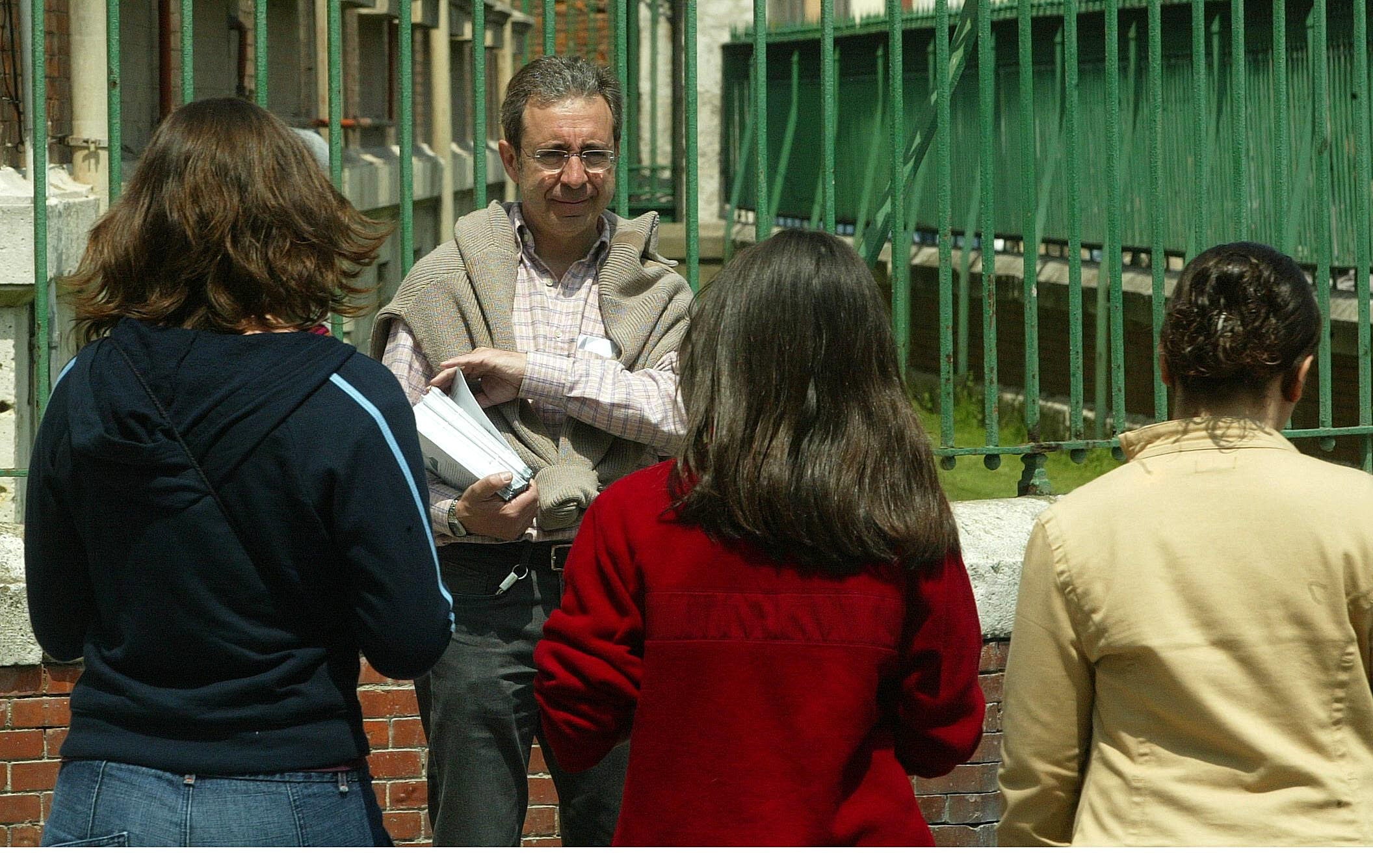 Jesús Anta reparte octavillas durante la campaña electoral de las municipales de 2003.