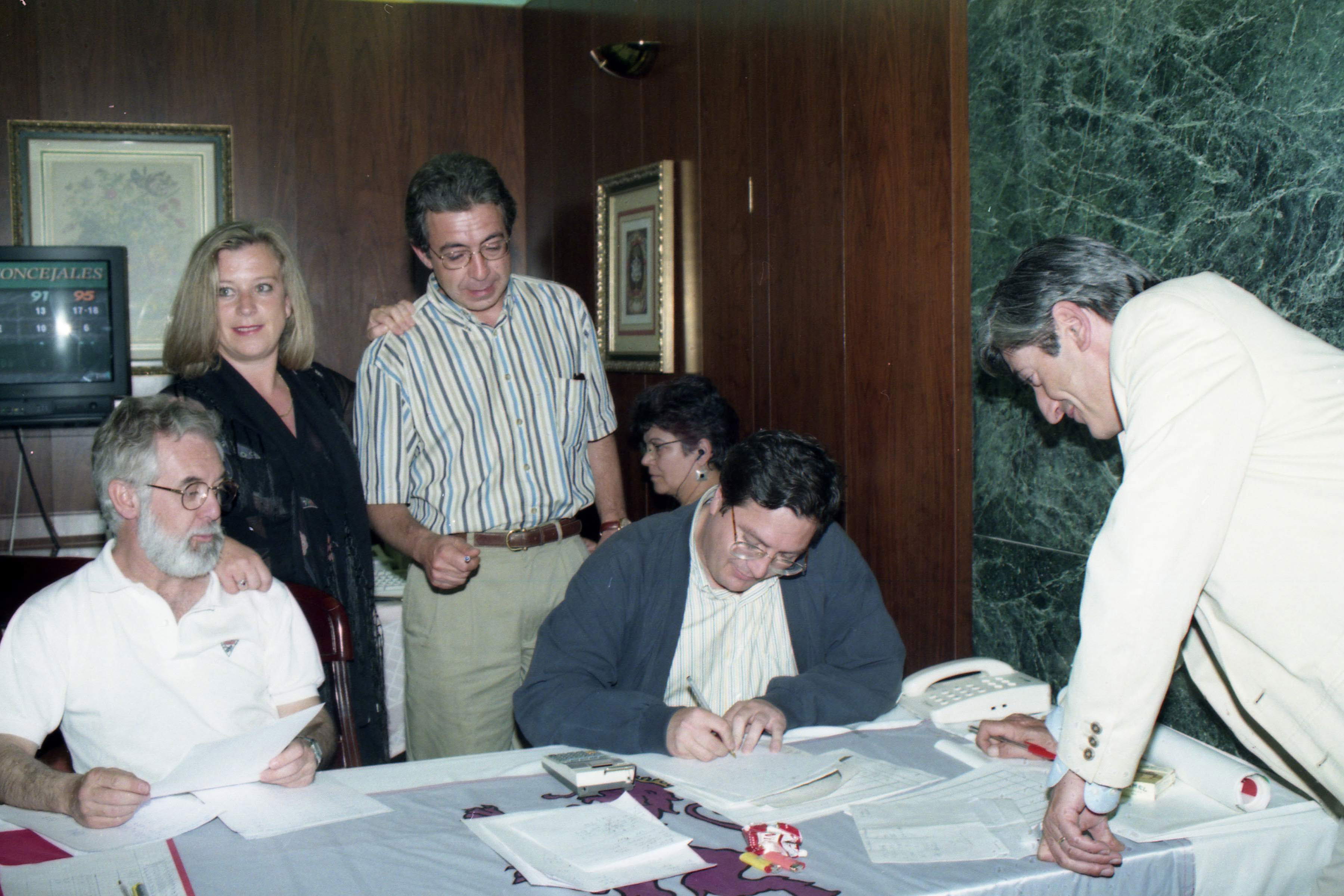 Jesús Anta, de pie con camisa de rayas, en el cuartel general de Izquierda Unida durante la noche electoral municipal del 28 de mayo de 1995. En la imagen aparecen también Elena Pérez, Javier Gutiérrez y Antonio Herreros.