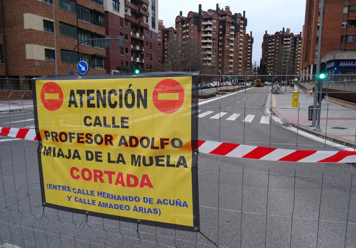 Cartel que anuncia el corte del acceso a la calle Adolfo Miaja de la Muela